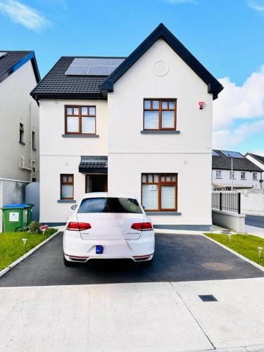Room in Limerick with King bed -Home stay