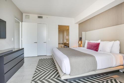 Walk to Hollywood Beach: Upscale 16th-Floor Condo - Tap to explore photos