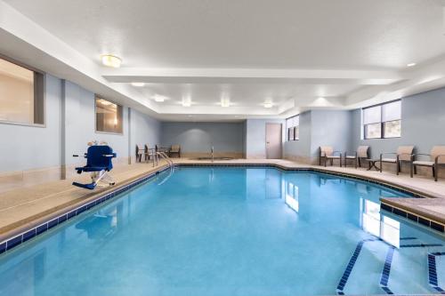 Peldbaseins, Holiday Inn Express Grove City - Premium Outlet Mall By IHG in Springfield Township (PA)