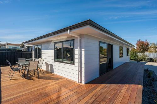Middle Island Bach - Taupo Holiday Home