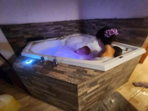 LOBOS DEL BOSQUE CON JACUZZi