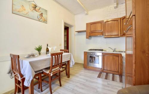  1 Bedroom Cozy Apartment In Massarosa in Massarosa