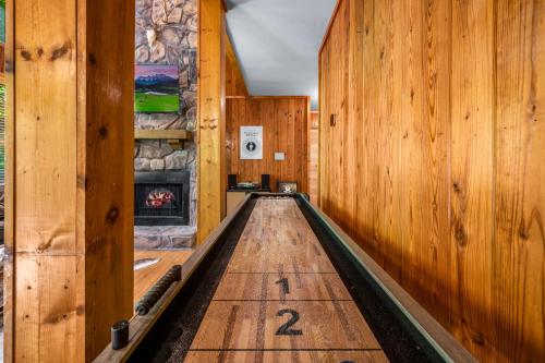 Escape to Sugar Chalet: The Rustic Modern Retreat in Gatlinburg, USA