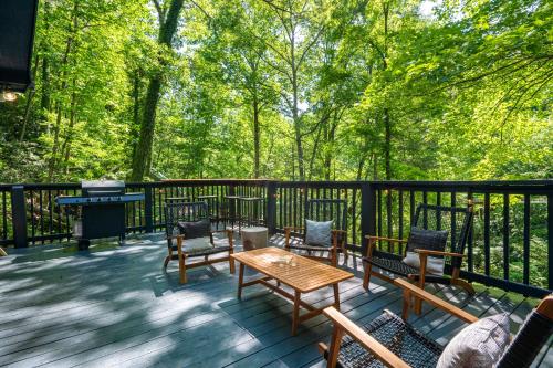 Escape to Sugar Chalet: The Rustic Modern Retreat in Gatlinburg, USA