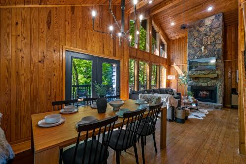Escape to Sugar Chalet: The Rustic Modern Retreat in Gatlinburg, USA