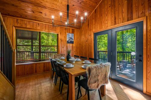 Escape to Sugar Chalet: The Rustic Modern Retreat in Gatlinburg, USA