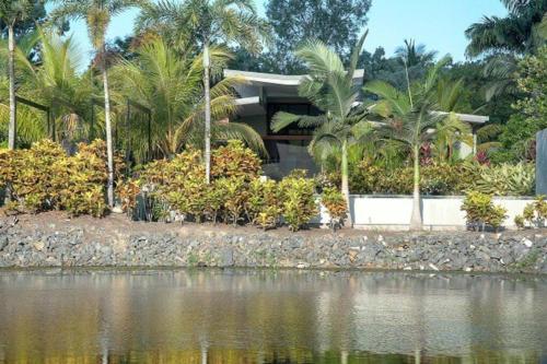 Tranquility by the Lake - Luxury Home Port Douglas