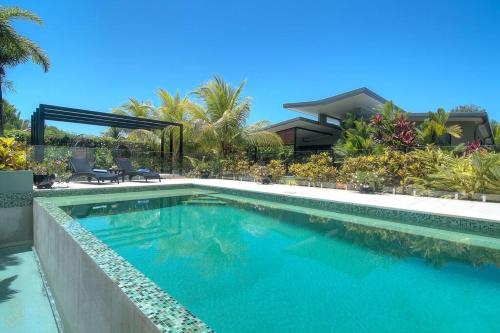 Tranquility by the Lake - Luxury Home Port Douglas