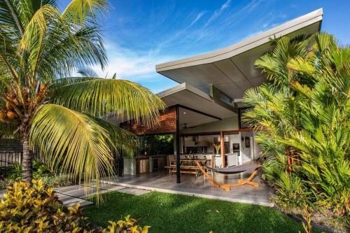 Tranquility by the Lake - Luxury Home Port Douglas