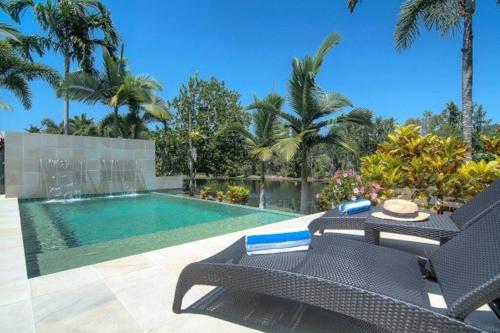 Tranquility by the Lake - Luxury Home Port Douglas