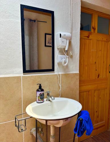 El Extranjero Hostal - image 4