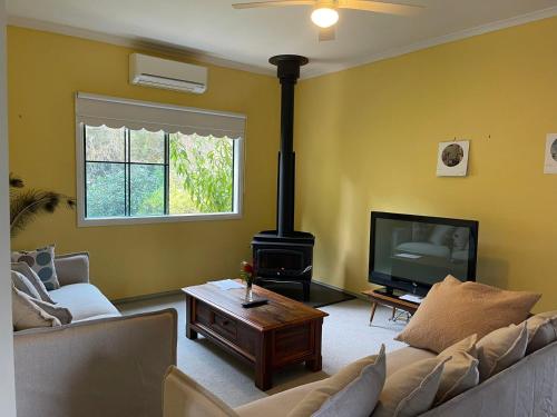 Relaxing & beautiful Miner's cottage near Wilson’s Prom in Foster