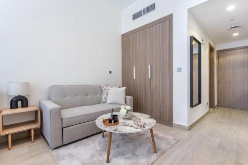 Cozy Studio Getaway In Azizi 17! Sleep 3 Adults, Dubai (photo 6)