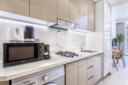 Cozy Studio Getaway In Azizi 17! Sleep 3 Adults, Dubai (photo 9)