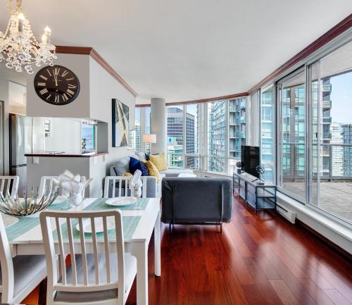 Designer sub-penthouse - Central Downtown Views And King Bed!