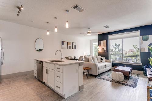 Stylish Condo facing Riverwalk with Free Parking Pet Friendly Centrally Located on the Riverwalk in San Antonio, USA