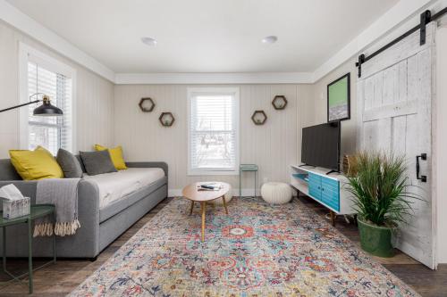 Contemporary Mid-Century Style Downtown AC in Traverse City, USA