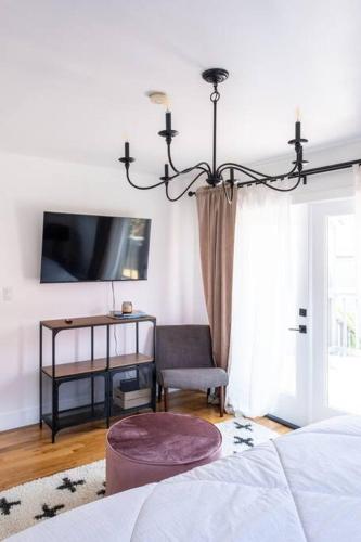 Sunny and Stylish 4BE 2BA Venice Beach Oasis