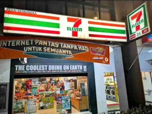 Luxury Cozy Studio @ CyberSquare | Netflix • WiFi • Parking 107 - image 10