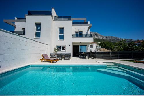 VILLA LUCIS 1