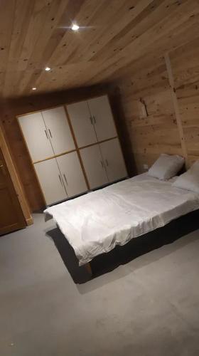 Chalet autonome à louer sur terrain de loisir de 2000m2 avec étang privé