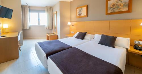 Twin Room image 10