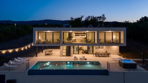 New Villa Hillside Gem heated pool,HotTub,Billiard
