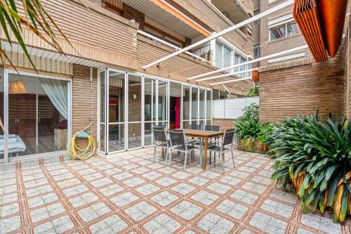 Sunlit Expansive Terrace, Ac & Outdoor Seating