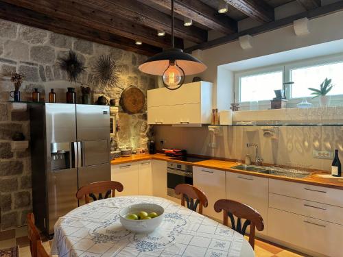 кухня, Olea Apartments in a Historic 17th Century Palace Perast in Пераст