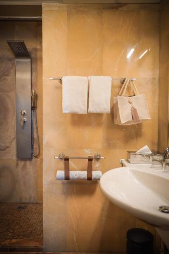 Queen's Court Hotel & Residence Room Type - Royal Suite