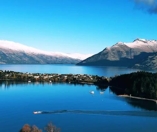 Lake Views / Close to Town