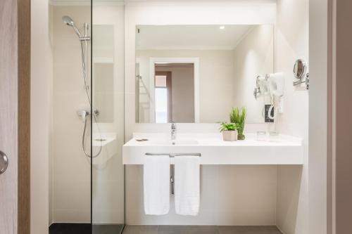 Double or Twin Room image 4