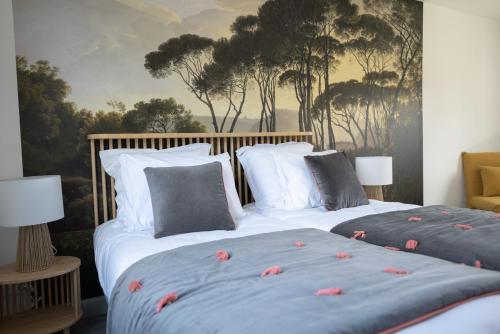 2 twin beds, 1 sofa bed