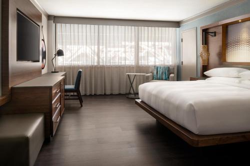 King Guest Room room in Seattle Airport Marriott