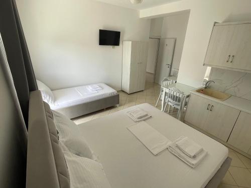 Triple Room with Balcony image 5