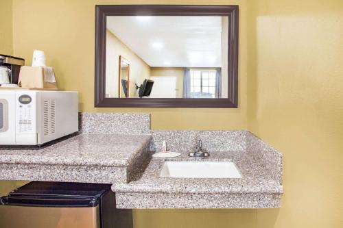 Super 8 by Wyndham Redlands/San Bernardino in Redlands, USA