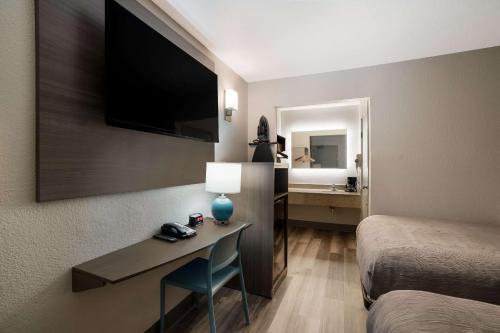 Red Roof Inn Sacramento - Elk Grove - image 12