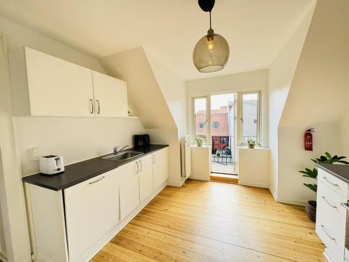 廚房, aday - 1 bedroom balcony apartment on the pedestrian street in Randers in 蘭納斯市中心