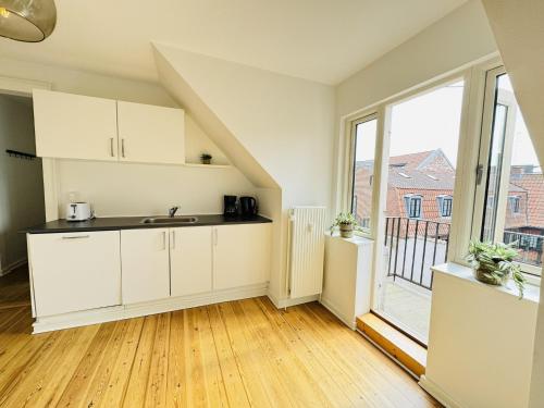 廚房, aday - 1 bedroom balcony apartment on the pedestrian street in Randers in 蘭納斯市中心