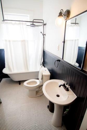 Midtown Bungalow with 1920s Charm in Memphis, USA