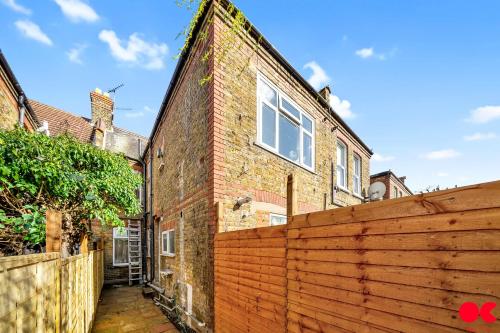 Lovely 2-Bed Apartment in London - image 10