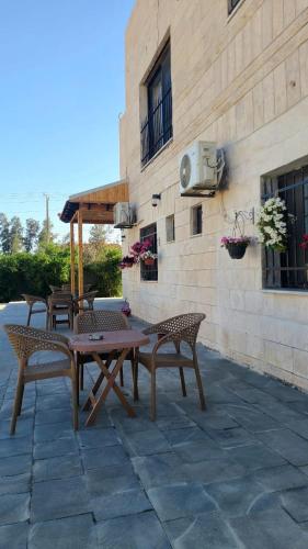Exterior view, Caprios motel in Al Qastal