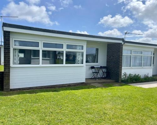 Modern Airy Chalets short walk to beach, Nr Norfolk Broads & Great Yarmouth