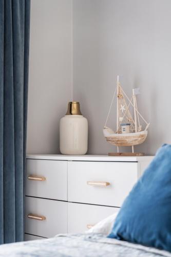 One-Bedroom Apartment image 9