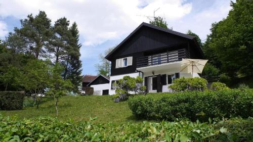 Ferienhaus in ruhiger Lage auf einem großen Grundstück, ideal für Naturliebhaber und Ruhesuchende