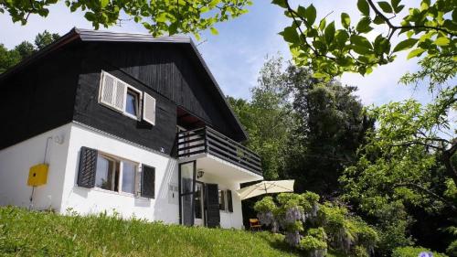 Ferienhaus in ruhiger Lage auf einem großen Grundstück, ideal für Naturliebhaber und Ruhesuchende