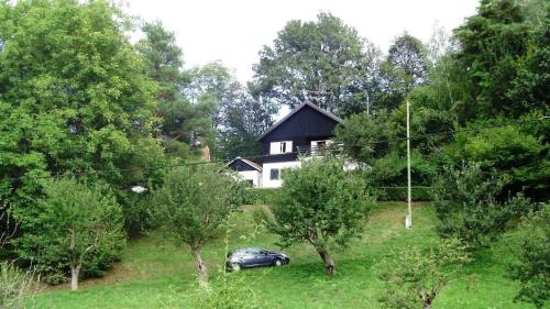 Ferienhaus in ruhiger Lage auf einem großen Grundstück, ideal für Naturliebhaber und Ruhesuchende