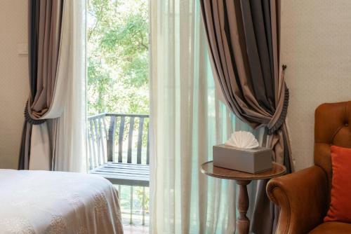Deluxe Room image 6
