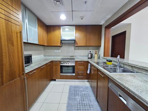 Trinity Holiday Homes - Standpoint Tower Downtown - image 3