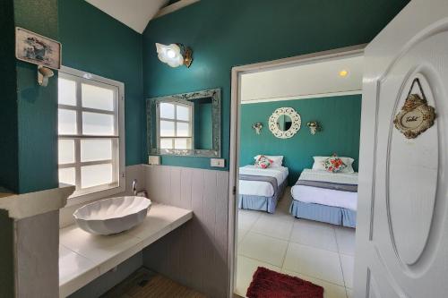 room detail thumbnail 2
